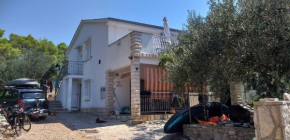 Apartments by the sea Maslinica, Solta - 23173